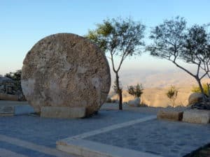 Steintor zum Grabmal von Moses am Mount Nebo in Jordanien